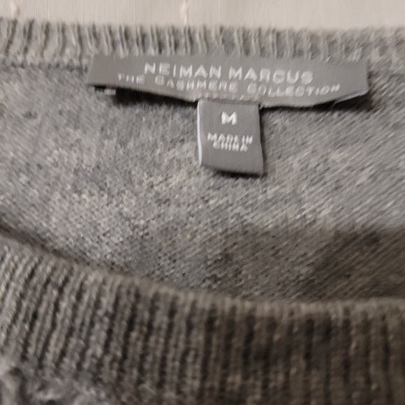 Neiman Marcus Cashmere Collection Sweater Size Medium - Picture 7 of 7